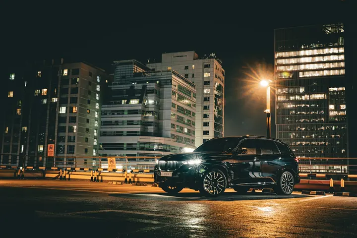 야간 도로를 달리는 SUV